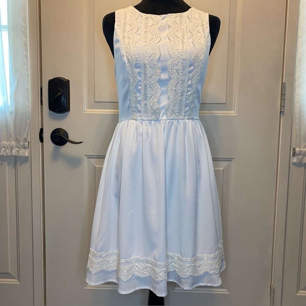 Doe & Rae Little Cream Dress with Lace Accent Sleeveless Lined Sz Small